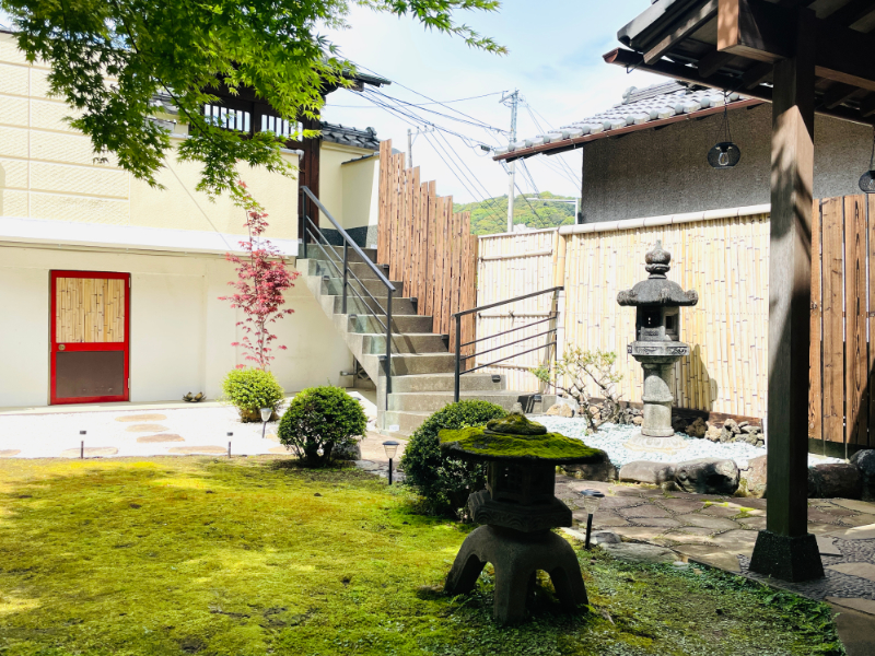 苔の広がる庭を眺めながらコーヒーとパンで穏やかな朝食。